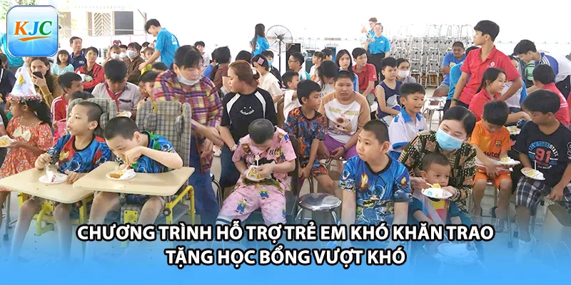 Chương trình hỗ trợ trẻ em khó khăn trao tặng học bổng vượt khó