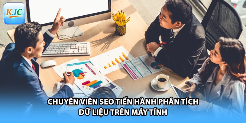Chuyên viên SEO tiến hành phân tích dữ liệu trên máy tính