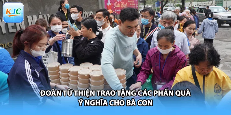 Đoàn từ thiện trao tặng các phần quà ý nghĩa cho bà con