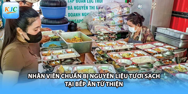 Nhân viên chuẩn bị nguyên liệu tươi sạch tại bếp ăn từ thiện